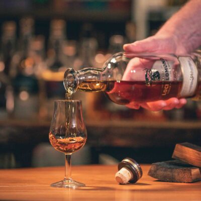whisky wordt ingeschonken in een glas